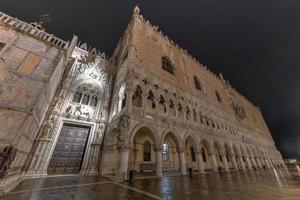 der dogenpalast in venedig, italien foto