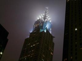 New Yorker Wolkenkratzer nachts an einem nebligen Abend in Midtown Manhattan, 2022 foto