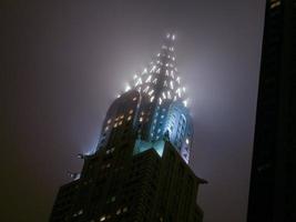 New Yorker Wolkenkratzer nachts an einem nebligen Abend in Midtown Manhattan, 2022 foto