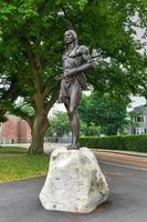 plymouth, ma - 3. juli 2020 - statue des großen sachem des massasoit-stammes, der die puritanischen pilger rettete, die 1620 in amerika landeten. foto