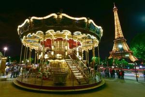 Beleuchtetes Vintage-Karussell in der Nähe des Eiffelturms in Paris, Frankreich, 2022 foto