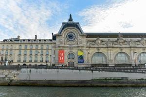 Blick auf die Wanduhr im Musée d'Orsay. d'orsay - ein museum am linken ufer der seine, es befindet sich im ehemaligen gare d'orsay in paris, frankreich. foto