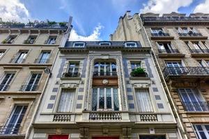 gebäudefassaden entlang der straßen im herzen von paris, frankreich. foto
