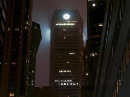 New Yorker Wolkenkratzer nachts an einem nebligen Abend in Midtown Manhattan, 2022 foto