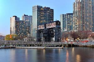 New York City - 7. April 2021 - Pier von Long Island in der Nähe des Gantry Plaza State Park in Long Island City, Queens, New York. foto