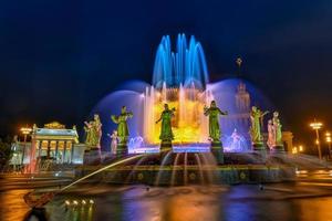 der brunnen der völkerfreundschaft im vdnh, dem allrussischen ausstellungszentrum in moskau, russland. foto