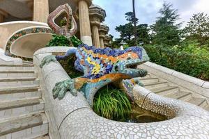 eidechse im park guell in barcelona, spanien ist ein öffentliches parksystem, das aus gärten und architektonischen elementen auf dem carmel hill in barcelona, katalonien, besteht. foto