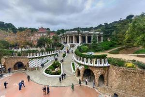 park guell in barcelona, spanien ist ein öffentliches parksystem, das aus gärten und architektonischen elementen auf dem carmel hill in barcelona, katalonien, besteht. foto