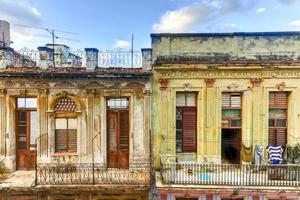 altes Gebäude im Prozess des Einsturzes in der Altstadt von Havanna in Havanna, Kuba. foto