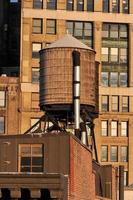 Wassertank auf dem Dach in New York City. foto