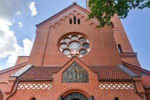 rote kirche oder kirche der heiligen simon und helen am unabhängigkeitsplatz in minsk, weißrussland. foto