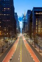 leere 42. straße von tudor city mit blick nach westen während der coronavirus-quarantäne in new york city. foto