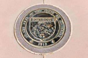 Siegel des Staates Arizona am Four Corners Monument. foto