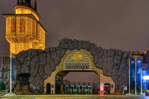 moskauer zooparkeingang bei nacht in moskau, russland, 2022 foto