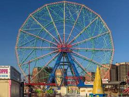 new york city - 3. februar 2018 - wonder wheel ist ein hundertfünfzig fuß exzentrisches rad, das 1920 im luna park coney island gebaut wurde. foto