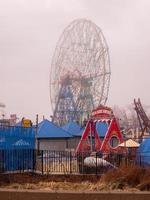 Brooklyn, New York - 11. Februar 2018 - Wonder Wheel in Coney Island, Brooklyn an einem nebligen Tag. foto