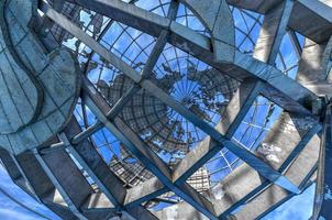 Flushing, New York – 21. April 2018 – die ikonische Unisphere im Flushing Meadows Corona Park in Queens, New York. Das 12-stöckige Gebäude wurde für die Weltausstellung 1964 in New York in Auftrag gegeben. foto