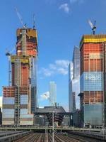 blick auf das hudson yards zugdepot und die bebauung von der high line aus gesehen, einem erhöhten grünen stadtpark, der entlang alter schienen in new york city verläuft. foto