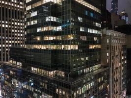 Luftaufnahme von Midtown-Büros in Manhattan, New York City bei Nacht. foto