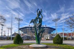 New York – 21. April 2018 – Freiheit des menschlichen Geistes, von Marshall Fredericks, in Flushing Meadows gelegen – Corona Park, Arthur Ashe Stadium, Queens, New York City, New York foto