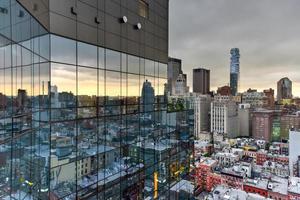 Blick auf die Skyline von Manhattan am Abend, wenn die Dämmerung näher rückt. foto