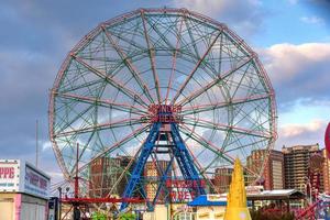 New York City - 10. Dezember 2017 - Wunderrad im Luna Park. Es ist ein Vergnügungspark auf Coney Island, der am 29. Mai 2010 am ehemaligen Standort von Astroland eröffnet wurde und nach dem ursprünglichen Park von 1903 benannt wurde. foto