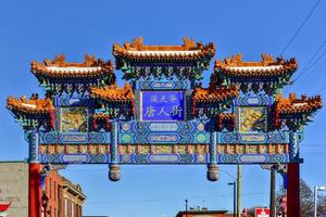 Der Royal Imperial Arch in Ottawa, Kanada. es markiert den eingang des chinatown-bereichs in ottawa. Reich an Symbolik, die blaue Mitte des Bogens zeigt chinesische Schriftzeichen mit der Aufschrift Ottawa Chinatown. foto