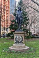 Denkmal für Nathan Hale, eine 13 Fuß hohe Bronzefigur, die dem Rathaus direkt gegenübersteht und die letzten Momente des 21-jährigen Spions aus der Ära der amerikanischen Revolution, Nathan Hale, ehrt. foto