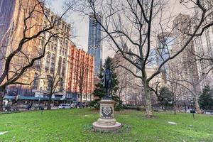 Denkmal für Nathan Hale, eine 13 Fuß hohe Bronzefigur, die dem Rathaus direkt gegenübersteht und die letzten Momente des 21-jährigen Spions aus der Ära der amerikanischen Revolution, Nathan Hale, ehrt. foto