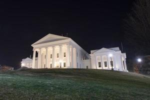 das Virginia State Capitol bei Nacht. entworfen von thomas jefferson, der von der griechischen und römischen architektur in richmond, virginia, inspiriert wurde. foto