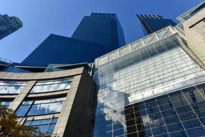 New York City - 6. November 2016 - Time Warner Center ist ein Zwillingsturmgebäude, das aus zwei 750 Fuß hohen Zwillingstürmen besteht, die von einem mehrstöckigen Atrium mit gehobenen Einzelhandelsgeschäften überbrückt werden. foto