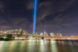 new york city manhattan skyline der innenstadt bei nacht mit dem tribute in light zur erinnerung an den 11. september. foto