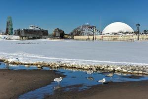 coney island beach in brooklyn, new york nach einem großen schneesturm. foto