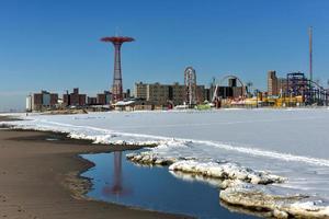 coney island beach in brooklyn, new york nach einem großen schneesturm. foto