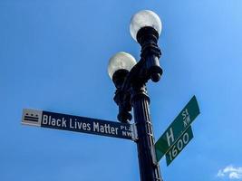 Das neue Straßenschild am Black Lives Matter Plaza im Lafayette Park und am Weißen Haus. foto