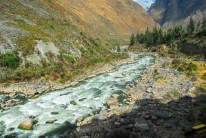 Urubamba-Fluss in der Nähe von Machu Picchu foto