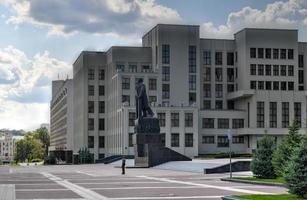 minsk, weißrussland - 20. juli 2019 - wache neben dem lenin-denkmal vor dem parlamentsgebäude auf dem unabhängigkeitsplatz in minsk, weißrussland. foto