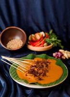 indonesisches essen. Sate Padang mit Erdnusssauce auf Teller foto