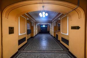 historisches gebäude im zentrum von sankt petersburg, russland. foto