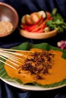 indonesisches essen. Sate Padang mit Erdnusssauce auf Teller foto