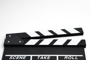clapperboard oder filmschieferschwarze farbe auf weißem hintergrund. Kinoindustrie, Videoproduktion und Filmkonzept. foto