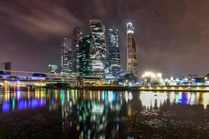 das moskauer internationale geschäftszentrum bei nacht foto