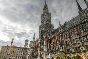 münchen, deutschland - 5. juli 2021 - turm des rathauses am marienplatz in münchen, deutschland. foto