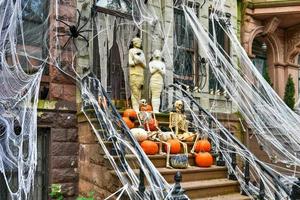 Brownstone-Haus, dekoriert zu Ehren von Halloween in New York City. foto