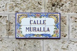 Melden Sie sich für die Calle Muralla auf der Plaza Vieja in der Altstadt von Havanna, Kuba. foto