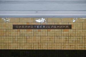 moskau, russland - 16. juli 2018 - biblioteka imeni lenina an der eisenbahnwand der homonymus-station der moskauer u-bahn, 2022 foto