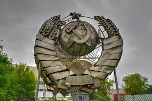 moskau, russland - 18. juli 2018 - sowjetische skulpturen im gefallenen denkmalpark, moskau, russland. foto