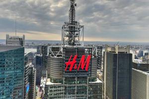 New York City - 24. März 2017 - Luftaufnahme des hm-Zeichens auf dem 4 Times Square in New York City. foto