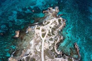 luftaufnahme des klaren blauen wassers rund um punta sur in isla mujeres, mexiko. foto