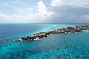 luftaufnahme des klaren blauen wassers rund um punta sur in isla mujeres, mexiko. foto